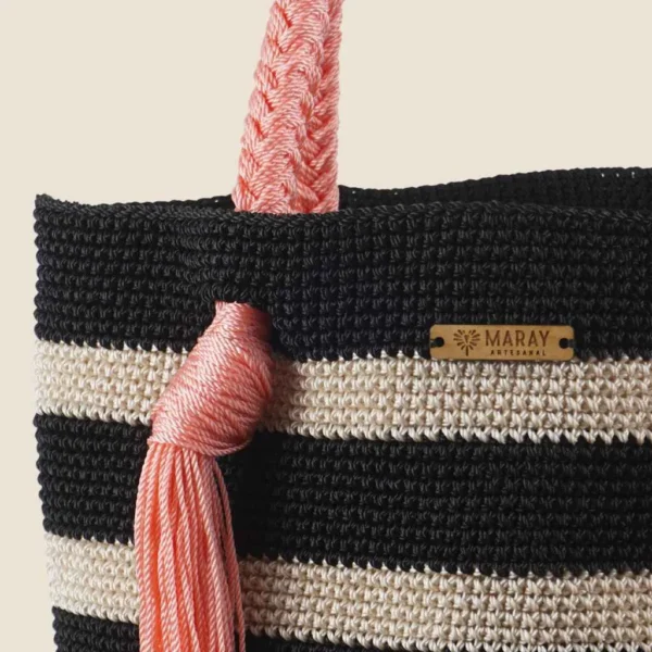 Bolsa tejida rosa y negra