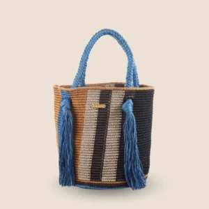 Bolsa tejida azul y cafe