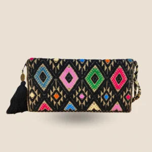 cartera artesanal negra con colores