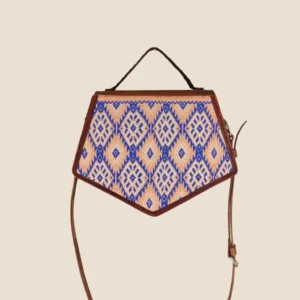 bolsa de piel hecha a mano con telar tonos crema