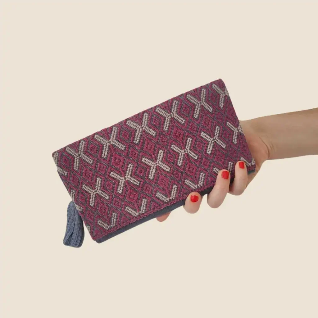Clutch gris bordado