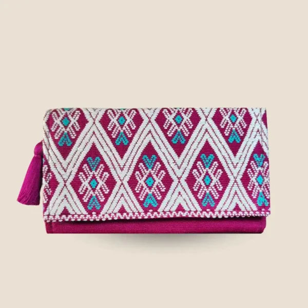 Cartera artesanal tinto bordada