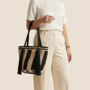 bolsa tejida en rayas negra y beige horizontal