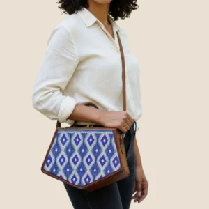 bolsa de piel con telar artesanal