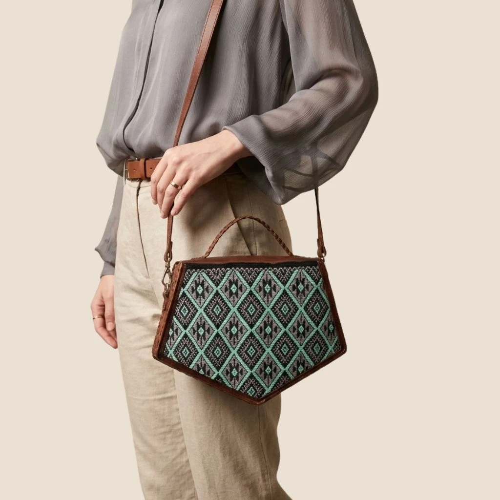bolsa de piel con telar menta