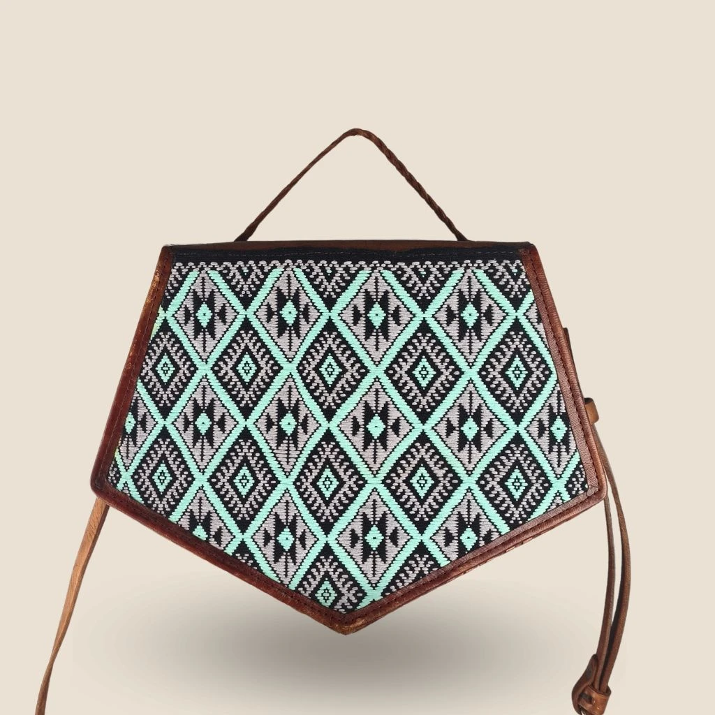 bolsa telar de cintura y piel