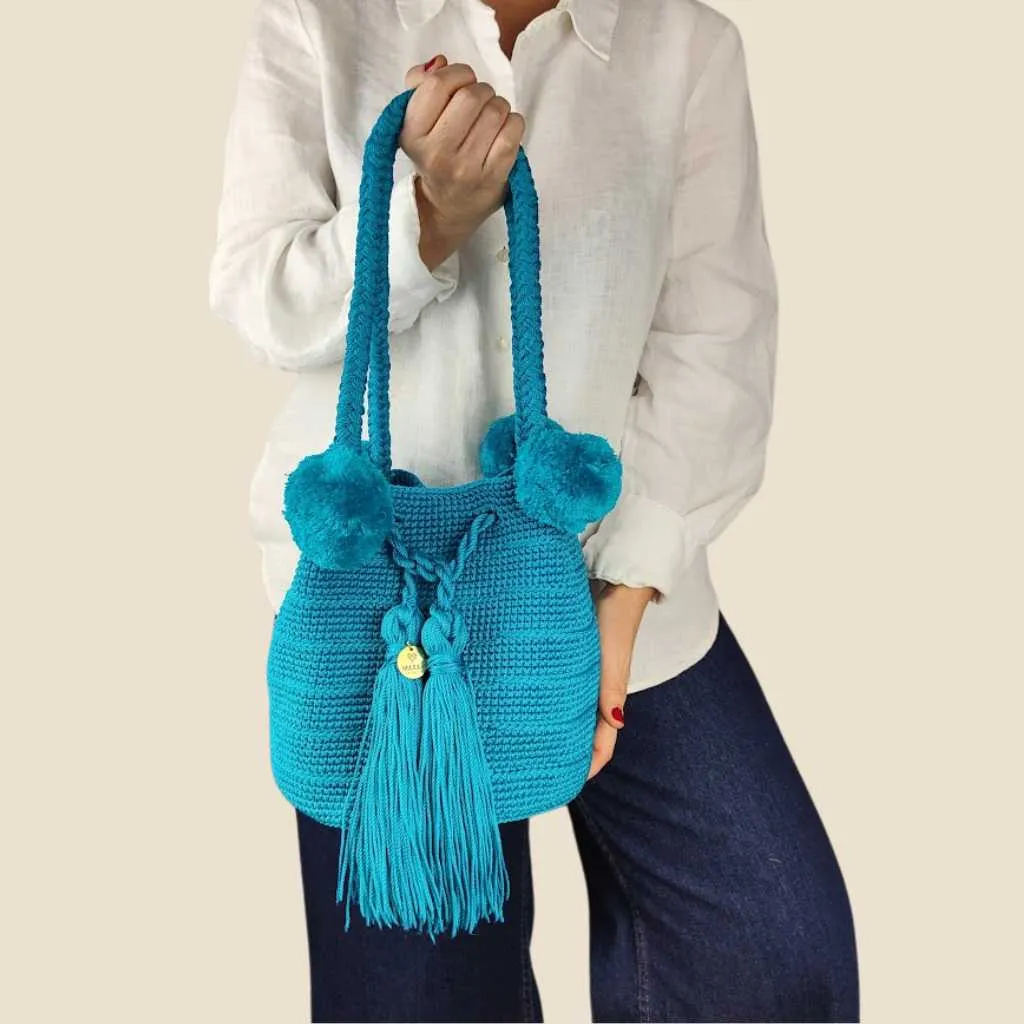 Bolsa tejida pompones turquesa
