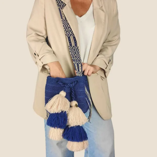 Bandolera tejida azul