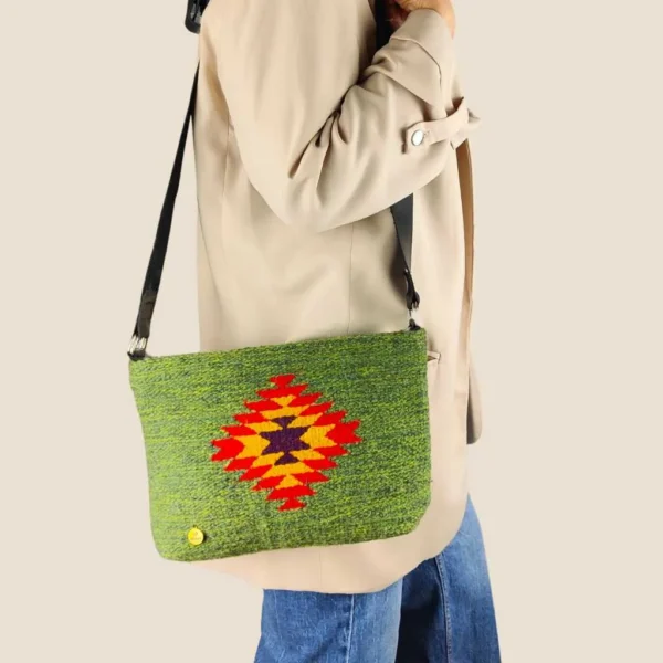 Bandolera verde artesanal