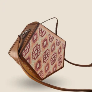 bolsa de piel con telar colores crema