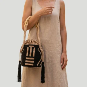 bolsa negra con beige y asas de bambú