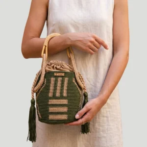 bolsa verde tejida con beige